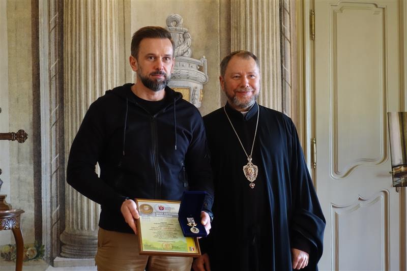 Преосвященний владика Ніл нагородив орденом о. Августина Волошина голову Закарпатської ОВА Віктора Микиту