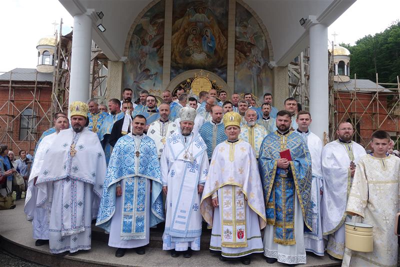 ПРОЩА МАТЕРІВ У МОЛИТВІ