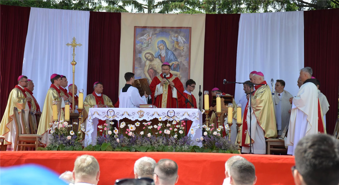 Нунцій при освяченні Шаргородської Кальварії: Божа слава прихована у розп’ятті Ісуса