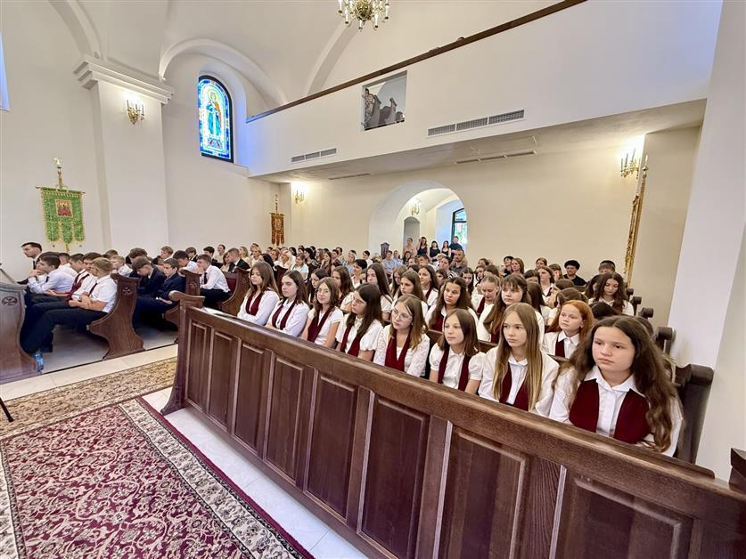 Владика Теодор звершив Божественну Літургію з нагоди початку навчального року