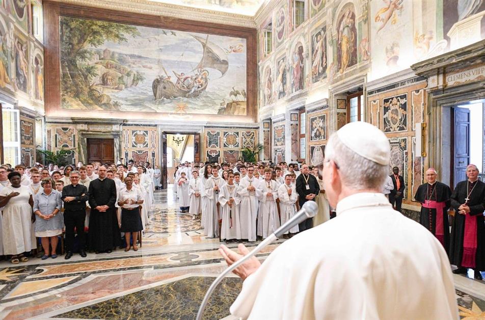 Папа до міністрантів: «Пам’ятайте про велич того, що відбувається біля вівтаря»