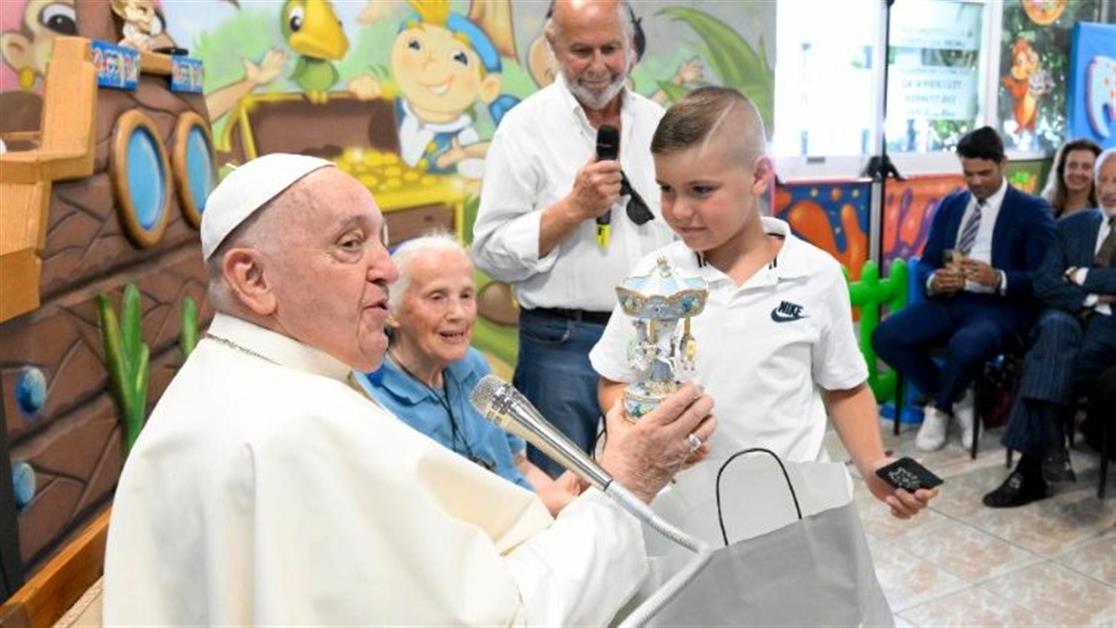 Папа відвідав черницю та спільноту артистів цирку неподалік Риму