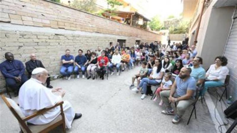 «Школа молитви» з Папою: катехизація між гаражами на околиці міста