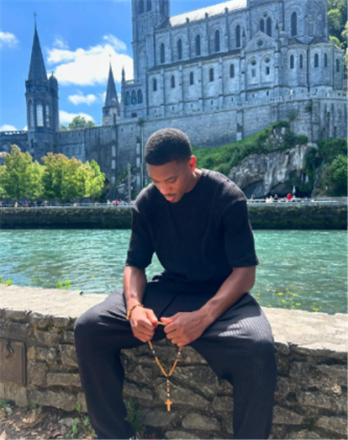 Відомий французький футболіст молився на вервиці перед санктуарієм у Лурді