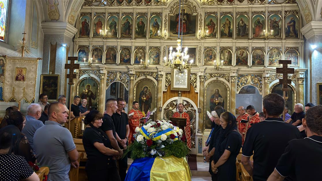 У селі Олешник попрощалися із полеглим захисником ЧЕЙПЕШ Віктором