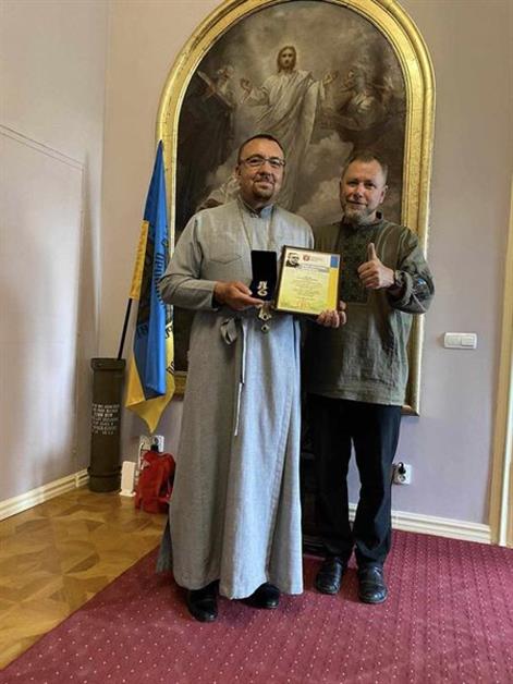 Преосвященний владика Ніл нагородив єпархіальним орденом о. Августина Волошина майора медичної служби Олександра Орлова