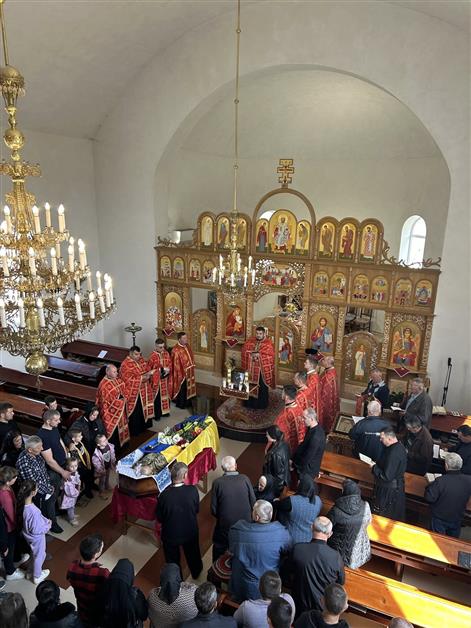 Сьогодні в с. Черна, що на Виноградівщині провели до дому Небесного Отця воїна-героя Богаш Василя Миколайовича.