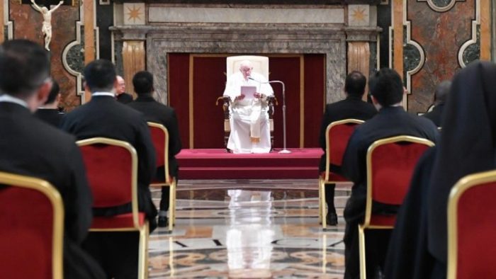 Папа до молодих священників: дозвольте собі спокійно прожити своє сьогодення