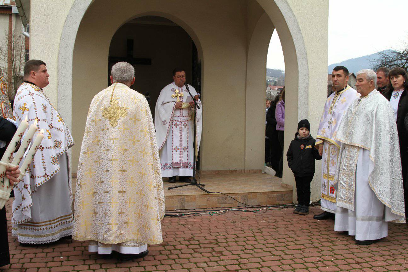 У МІЖГІРСЬКІЙ ТГ У ДЕНЬ ГІДНОСТІ ТА СВОБОДИ ВШАНУВАЛИ ПАМ'ЯТЬ ЗАГИБЛИХ ГЕРОЇВ ТА ПОМОЛИЛИСЯ ЗА ТИХ, ХТО  ЗАХИЩАЄ УКРАЇНУ ВІД РОСІЙСЬКОГО ОКУПАНТА СЬОГОДНІ