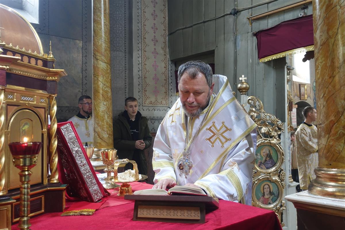 Архиєрейська Божественна Літургія та Хресна Дорога у селі Худльово в Лазареву Суботу.