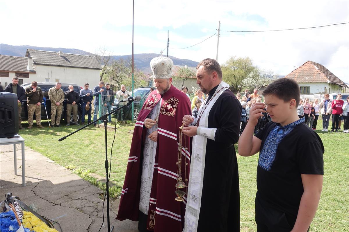 Освячення пам'ятної дошки воїну-герою Товтину Петру.  с. Раково.
