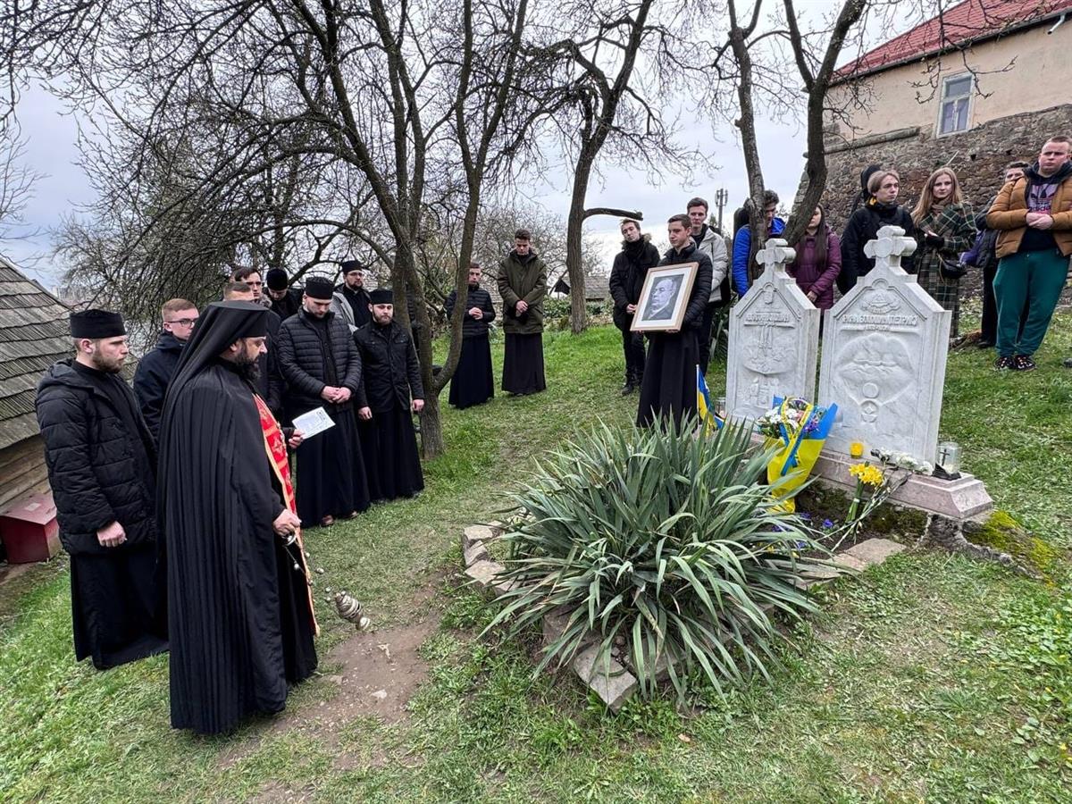 Панахида на могилі Ірини Волошин та символічній могила о. др. Августина Волошина в супроводі кафедрального хору ім. о. Августина Волошина.