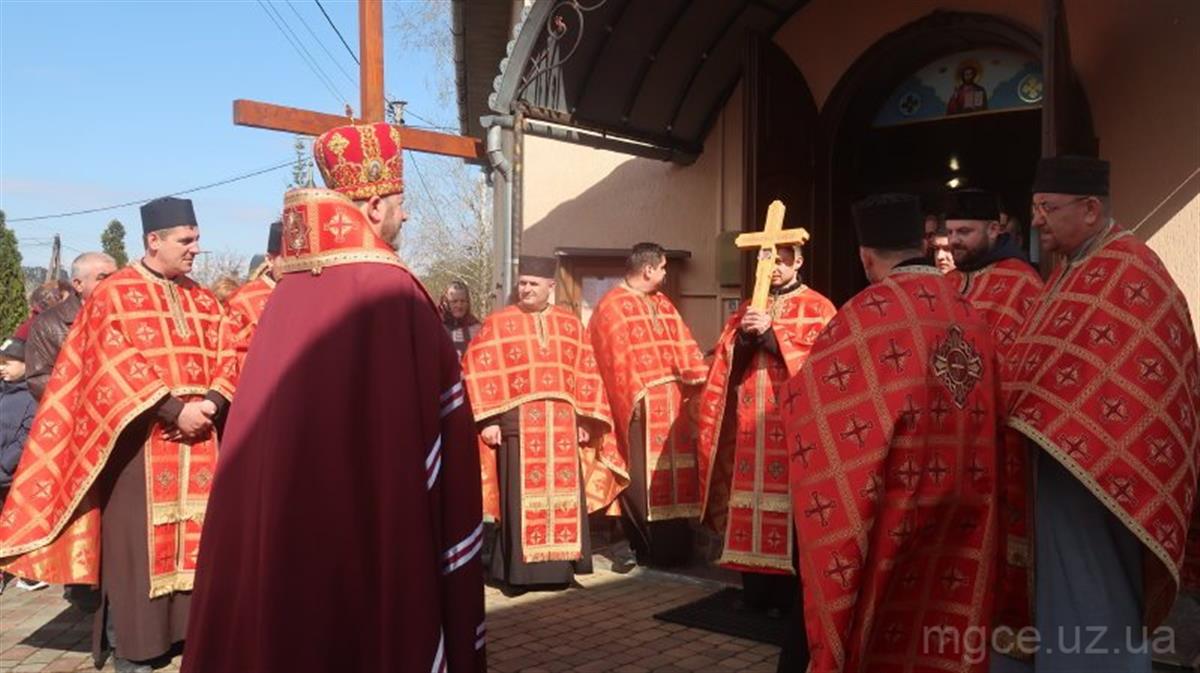 Хресна Дорога центральною вулицею смт Чинадієво. Літургія Преждеосвященних Дарів
