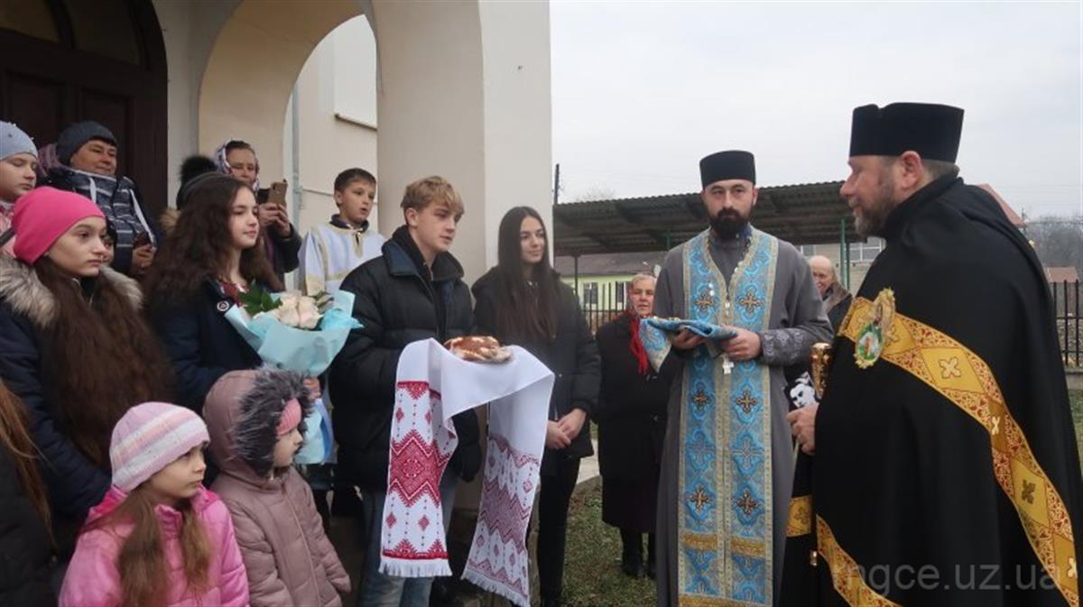 Освячення поклонного Хреста та наріжнього каменю під будівництво пафіального будинку. Архієрейська Служба Божа