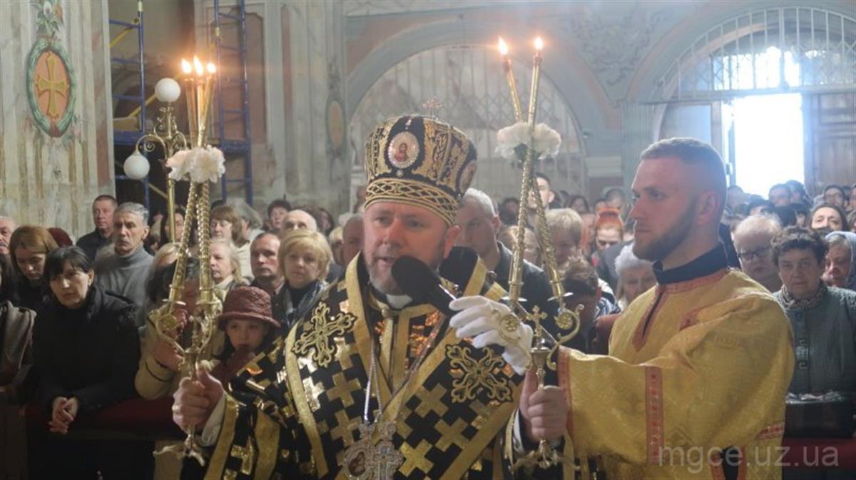 Велика вечірня з виносом Плащаниці